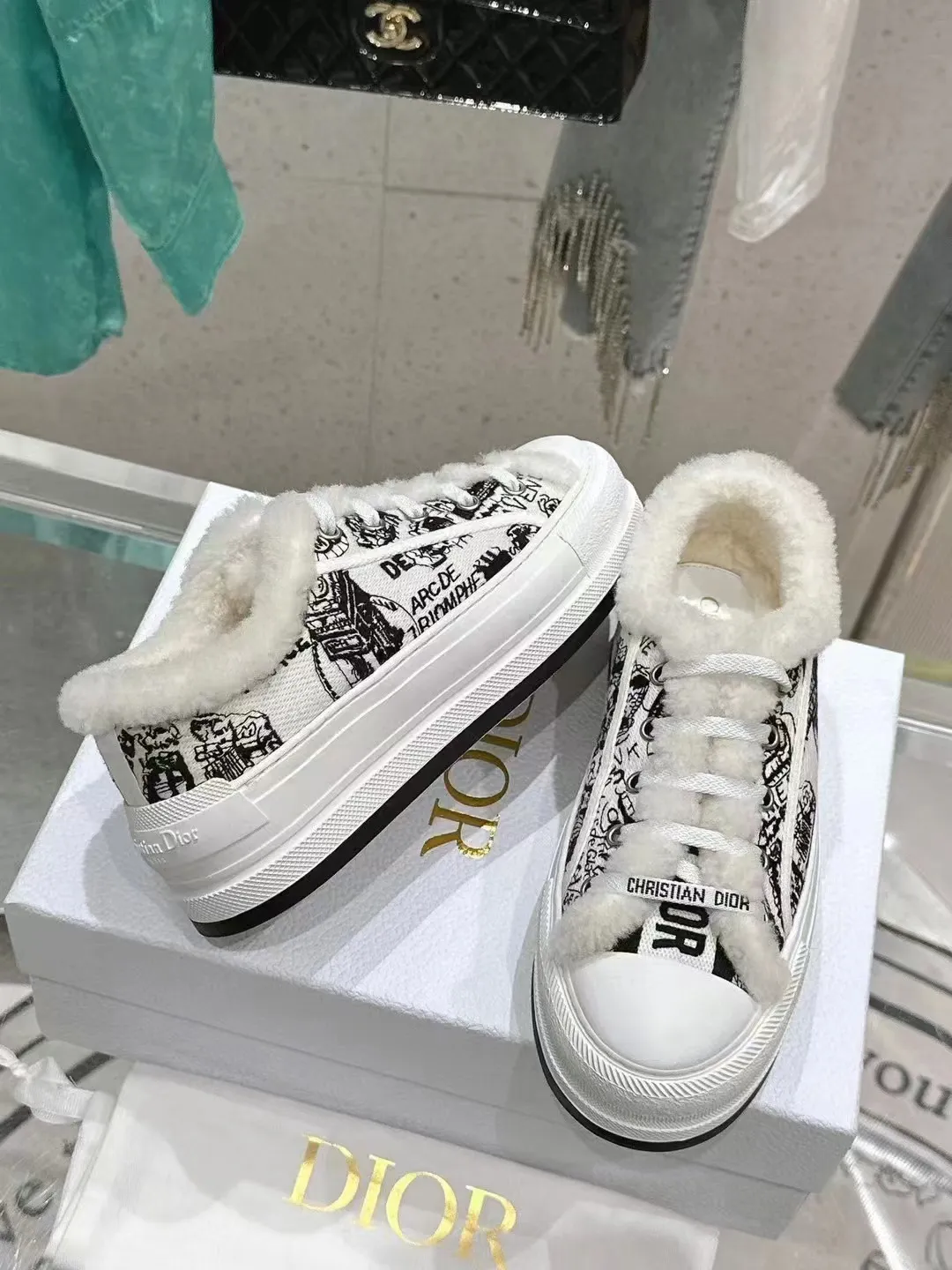 👟👟Ex-factory price 560👟👟 🇫🇷🇫🇷——Dior embroidered thick-soled wool casual shoes, fur shoes 𝐃𝐈𝐎𝐑 𝐖𝐚𝐥𝐤'𝐧 Dior presbyopic embroidery wool thick-soled canvas shoes casual sports shoes this The Walk'n'Dior platform sneakers are a stylish piece that elevates the collection. Oblique printed cotton embroidered upper with comfortable platform sole, tongue and Christian Dior Paris signature laces. Can add fashionable temperament to all kinds of casual looks. Original custom-made imported Oblique printed embroidery fabric. Imported soft sheepskin lining. Original exclusive open-molded TPU material outsole. Bottom thickness 4.5CM. Size: Women's 35-41 (custom-made 41 is non-refundable)